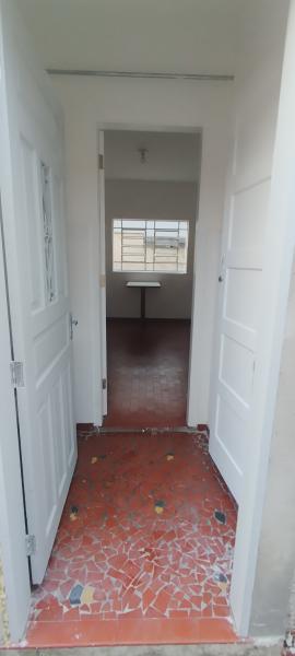 Imagem 2 da galeria do anúncio: Kitnet quarto, cozinha, banheiro e área de serviço.