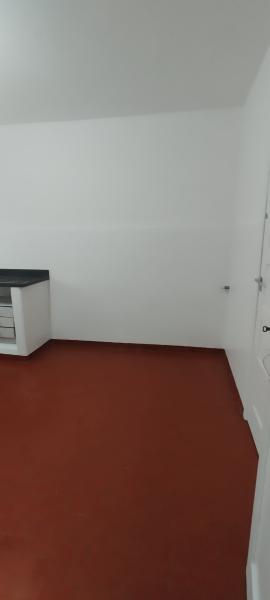 Imagem 8 da galeria do anúncio: Kitnet quarto, cozinha, banheiro e área de serviço.