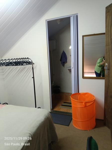 Imagem 18 da galeria do anúncio: Suíte em casarão com piscina e fácil acesso ao metrô.