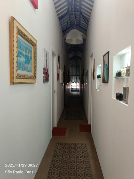 Imagem 21 da galeria do anúncio: Suíte em casarão com piscina e fácil acesso ao metrô.