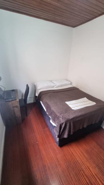 Imagem 2 da galeria do anúncio: [BROOKLIN] Quarto c/cama de casal confortável e espaçoso