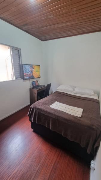 Imagem 1 da galeria do anúncio: [BROOKLIN] Quarto c/cama de casal confortável e espaçoso