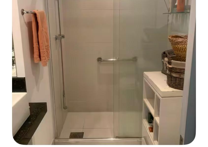 Imagem 2 da galeria do anúncio: Ofereço um quarto com conforto , banheiro em frente com uma