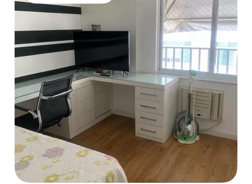 Imagem 1 da galeria do anúncio: Ofereço um quarto com conforto , banheiro em frente com uma