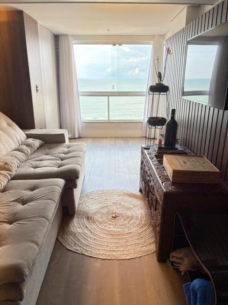 Imagem 1 da galeria do anúncio: Quarto em apartamento na quadra do mar na praia central