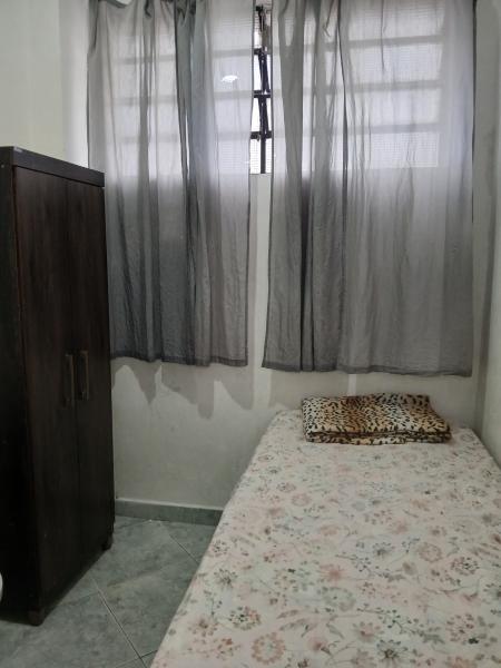 Imagem 3 da galeria do anúncio: quarto individual   so masculino com geladeira no quarto