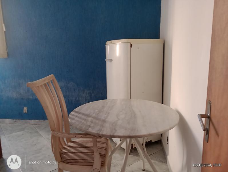 Imagem 6 da galeria do anúncio: quarto individual   so masculino com geladeira no quarto