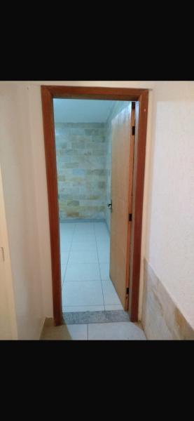 Imagem 1 da galeria do anúncio: ALUGO QUARTO SEM MOBÍLIA.