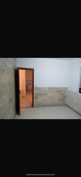 Imagem 2 da galeria do anúncio: ALUGO QUARTO SEM MOBÍLIA.