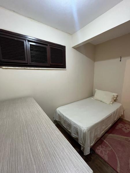 Imagem 1 da galeria do anúncio: Quarto mobiliado,  com banheiro na Varjota