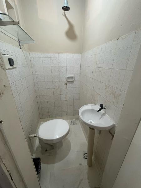 Imagem 5 da galeria do anúncio: Quarto mobiliado,  com banheiro na Varjota