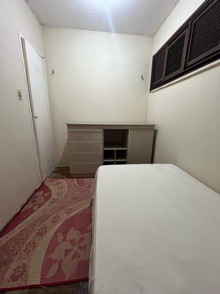 Imagem 3 da galeria do anúncio: Quarto mobiliado,  com banheiro na Varjota