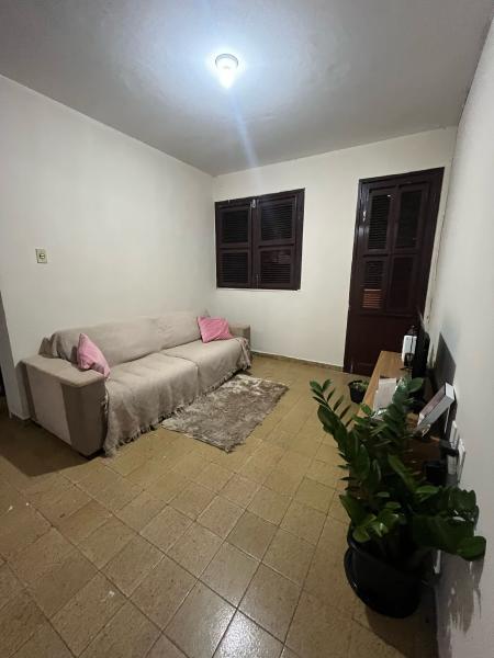 Imagem 6 da galeria do anúncio: Quarto mobiliado,  com banheiro na Varjota