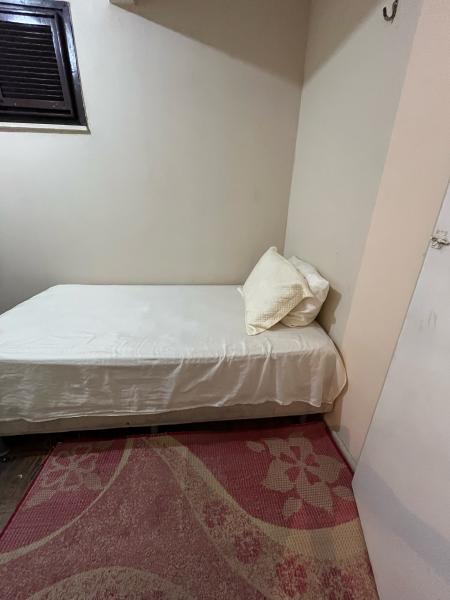 Imagem 2 da galeria do anúncio: Quarto mobiliado,  com banheiro na Varjota