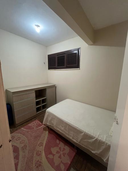 Imagem 4 da galeria do anúncio: Quarto mobiliado,  com banheiro na Varjota