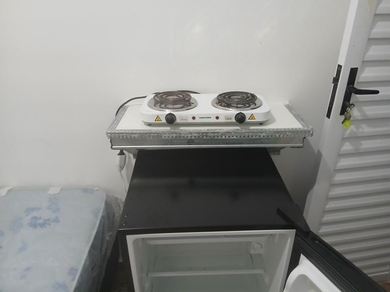 Imagem 10 da galeria do anúncio: Kitnet com cozinha e banheiro privativo.