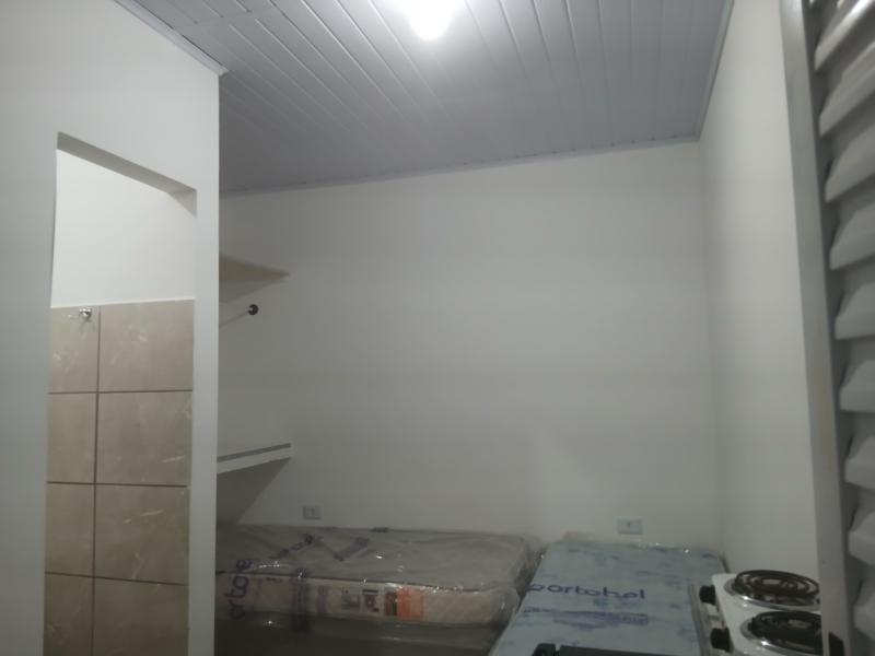 Imagem 2 da galeria do anúncio: Kitnet com cozinha e banheiro privativo.