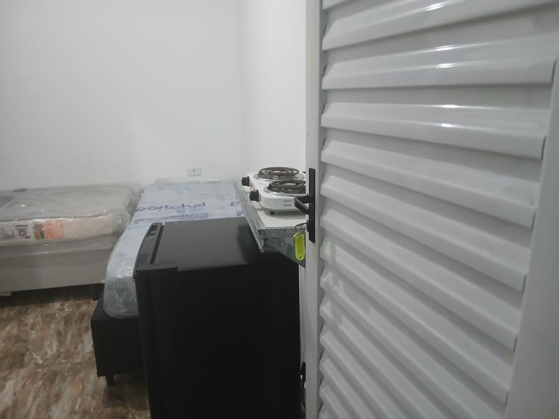 Imagem 4 da galeria do anúncio: Kitnet com cozinha e banheiro privativo.