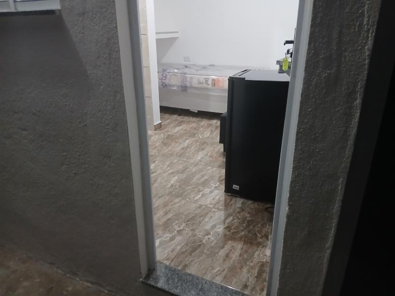 Imagem 11 da galeria do anúncio: Kitnet com cozinha e banheiro privativo.