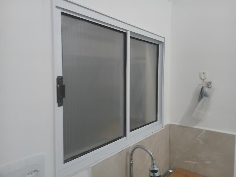 Imagem 1 da galeria do anúncio: Kitnet com cozinha e banheiro privativo.