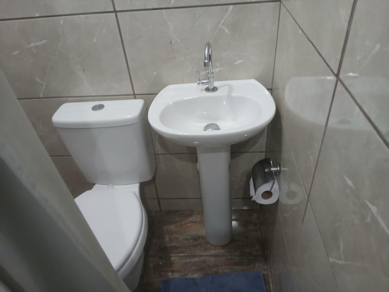 Imagem 12 da galeria do anúncio: Kitnet com cozinha e banheiro privativo.