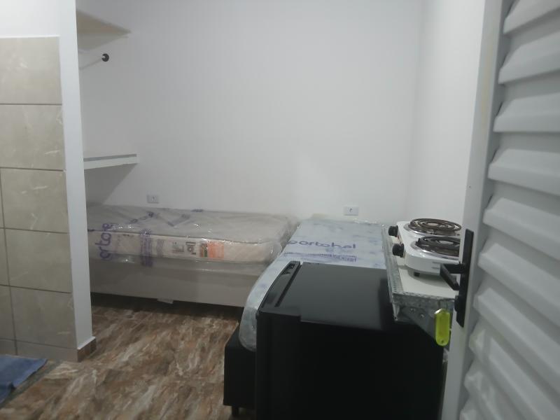 Imagem 5 da galeria do anúncio: Kitnet com cozinha e banheiro privativo.