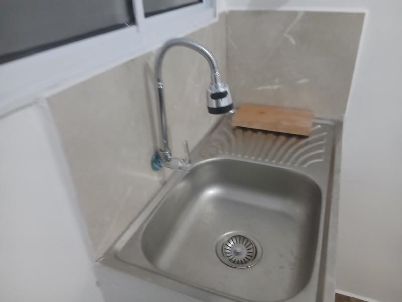 Imagem 6 da galeria do anúncio: Kitnet com cozinha e banheiro privativo.