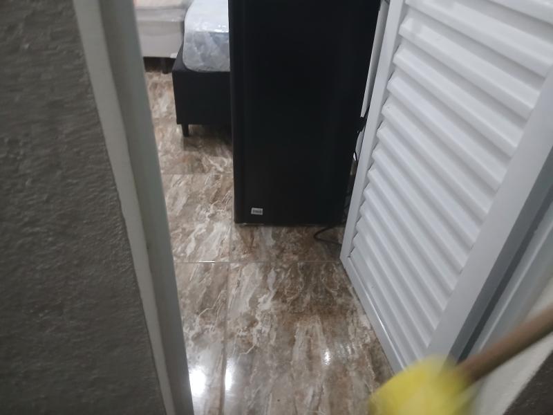 Imagem 3 da galeria do anúncio: Kitnet com cozinha e banheiro privativo.