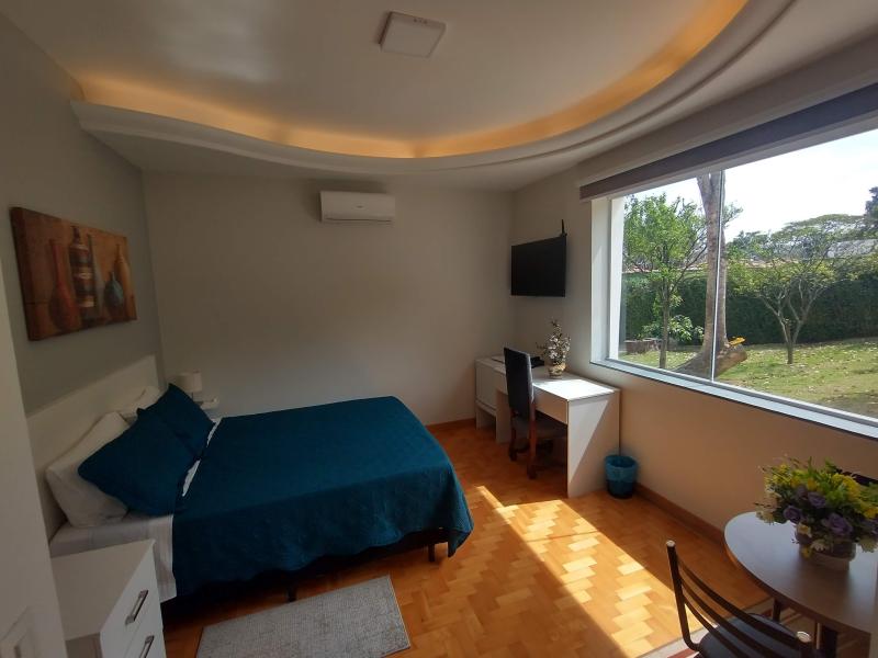 Imagem 4 da galeria do anúncio: Casa com suítes individuais e banheiro privativo