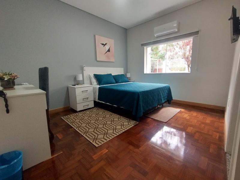 Imagem 2 da galeria do anúncio: Casa com suítes individuais e banheiro privativo