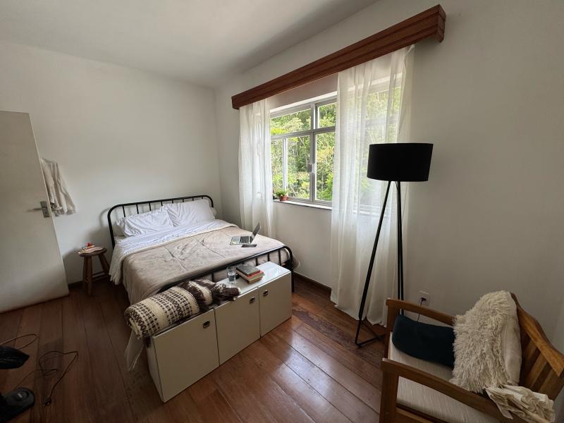 Imagem 1 da galeria do anúncio: quarto mobiliado e arejado