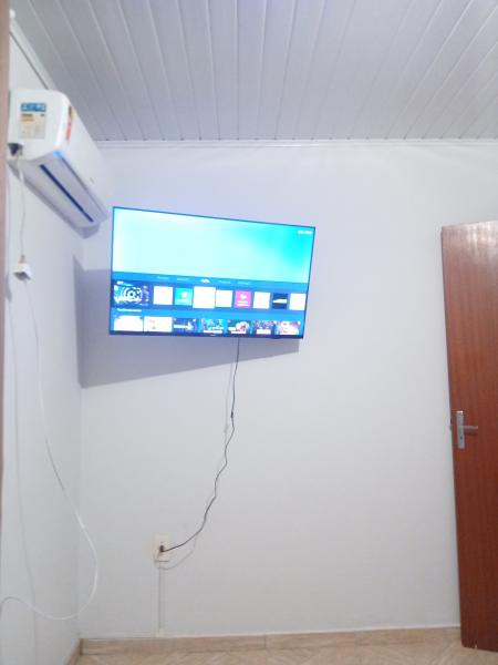 Imagem 2 da galeria do anúncio: Quarto com ar condicionado tv e guarda roupa novo.