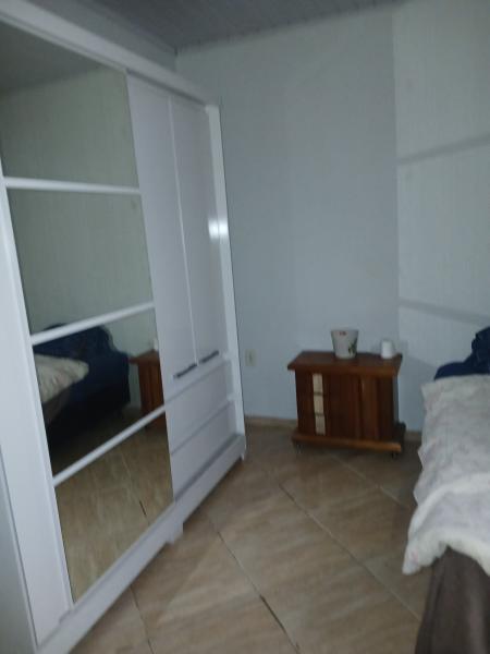 Imagem 1 da galeria do anúncio: Quarto com ar condicionado tv e guarda roupa novo.