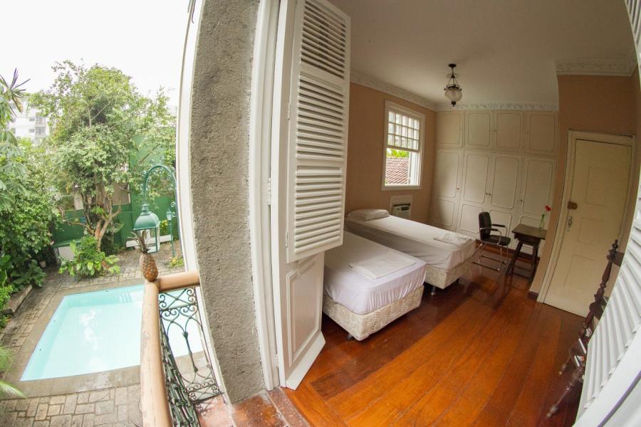 Imagem 5 da galeria do anúncio: Casarão em Laranjeiras - quartos individuais