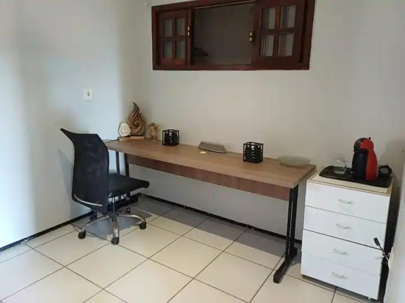 Imagem 7 da galeria do anúncio: SUITE - QUARTO CONFORTÁVEL COM BANHEIRO E MOBILIADO