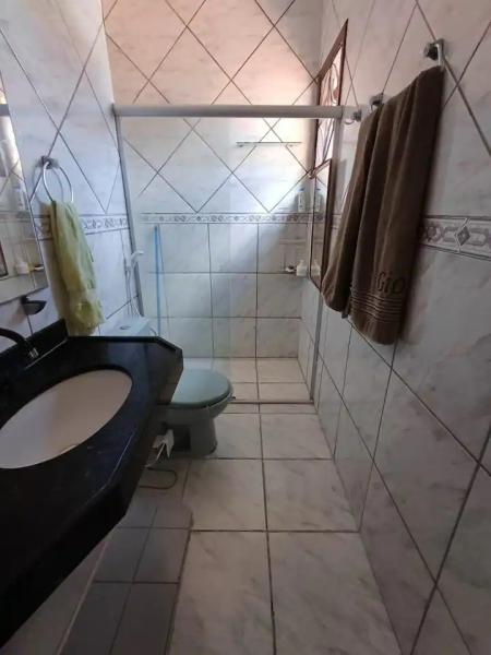 Imagem 8 da galeria do anúncio: SUITE - QUARTO CONFORTÁVEL COM BANHEIRO E MOBILIADO